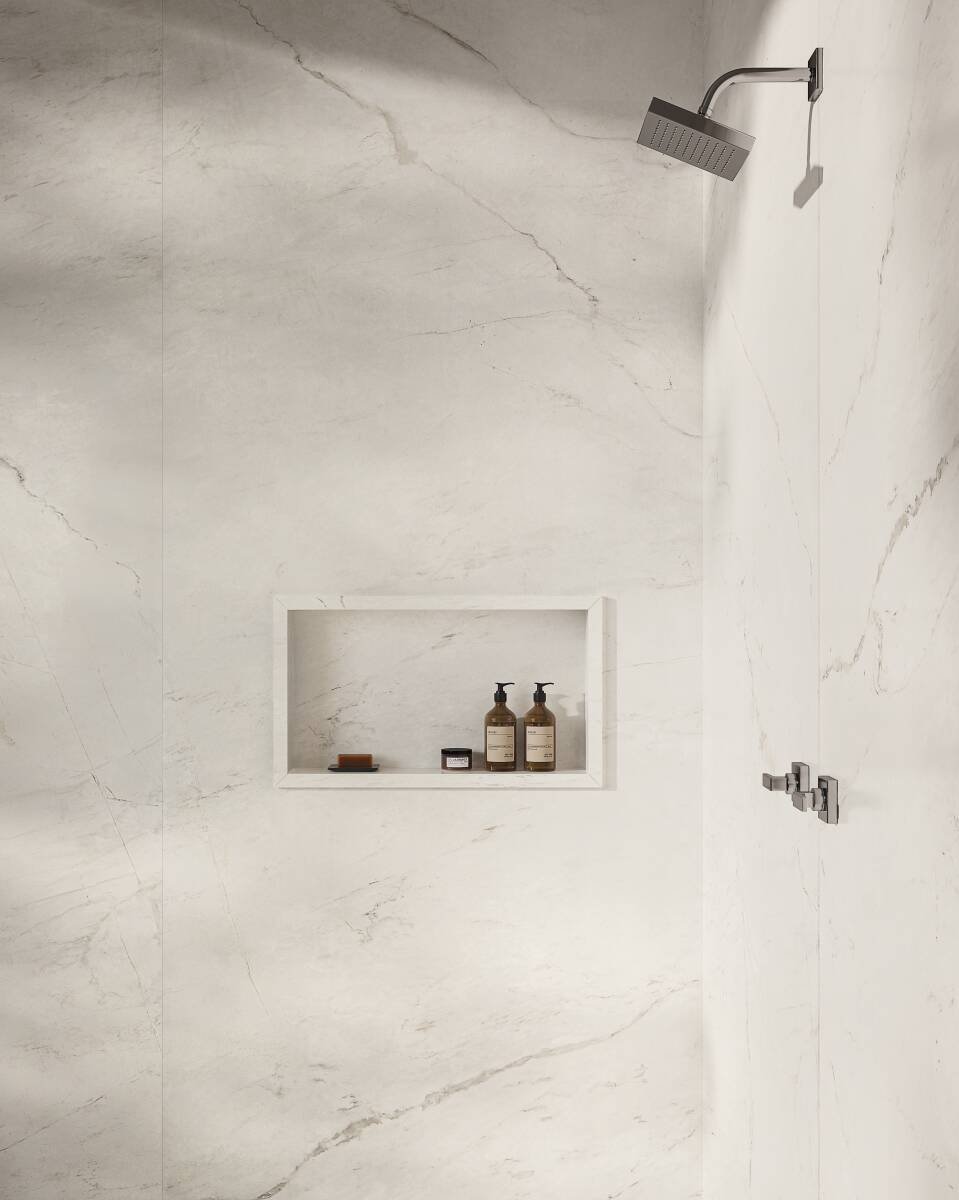 Box branco com nicho em porcelanato